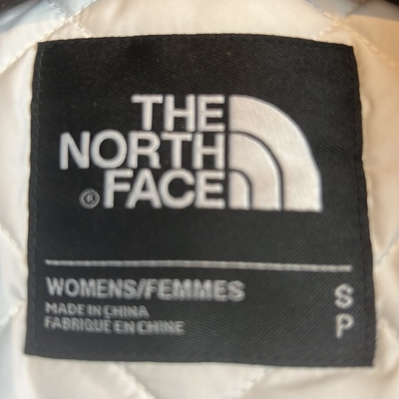 North Face Women’s White Disrupt Camo Bomber Puffer Jacket Sz S - Picture 5 of 11
